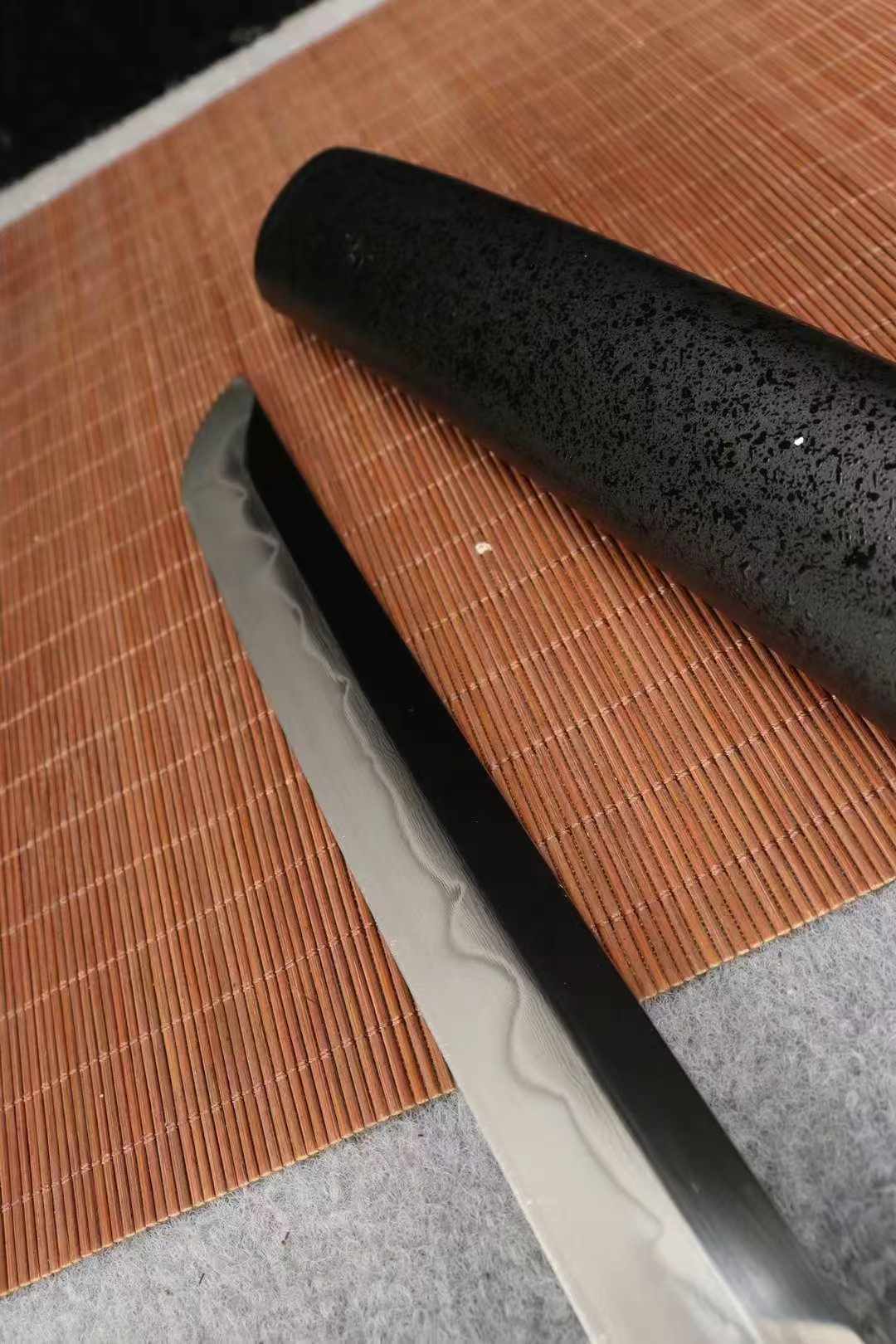 26-Inch Samurai Sword - Pearl Fish Skin Handle, Soil-Covered Blade, Tri-Color Grind